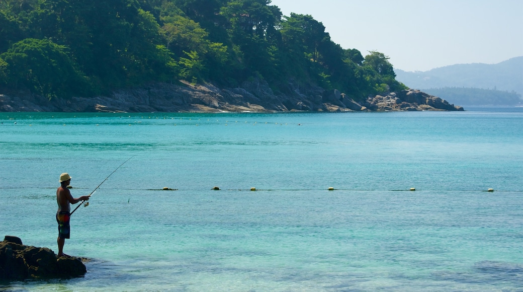 Phuket som inkluderer klippelandskap, fisking og bukt eller havn