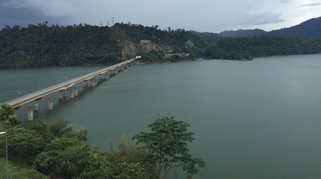 Incredibly large NATURAL lake.. Take my breath away 😎