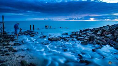 Photographer In Action II Kuala Kurau-Malaysia
"人生過客匆匆,相機抓住每個剎那,與我擦肩而過的人和事"