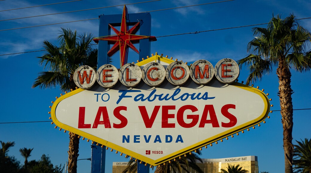 welcome to fabulous las vegas sign