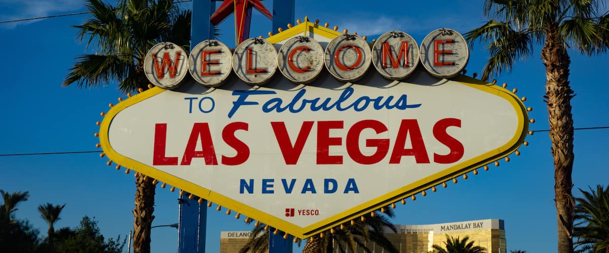 welcome to fabulous las vegas sign