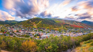 Uma cidade aninhada em um vale, com montanhas ao fundo.