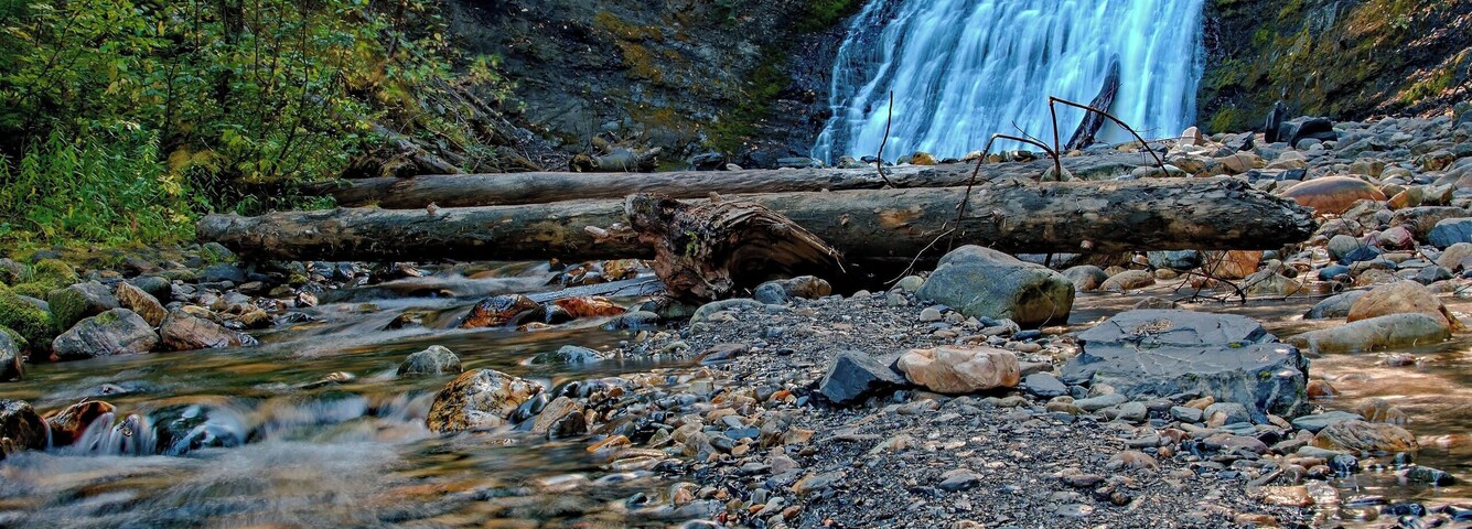 There is a small rest area on highway 31 just south of Metaline Washington, where a short hike down a well marked trail takes you to a beautiful waterfall. This was in mid October as the foliage was starting to turn. A nice place for a little lunch.
#waterfall #exquisite_waterfalls
#nature