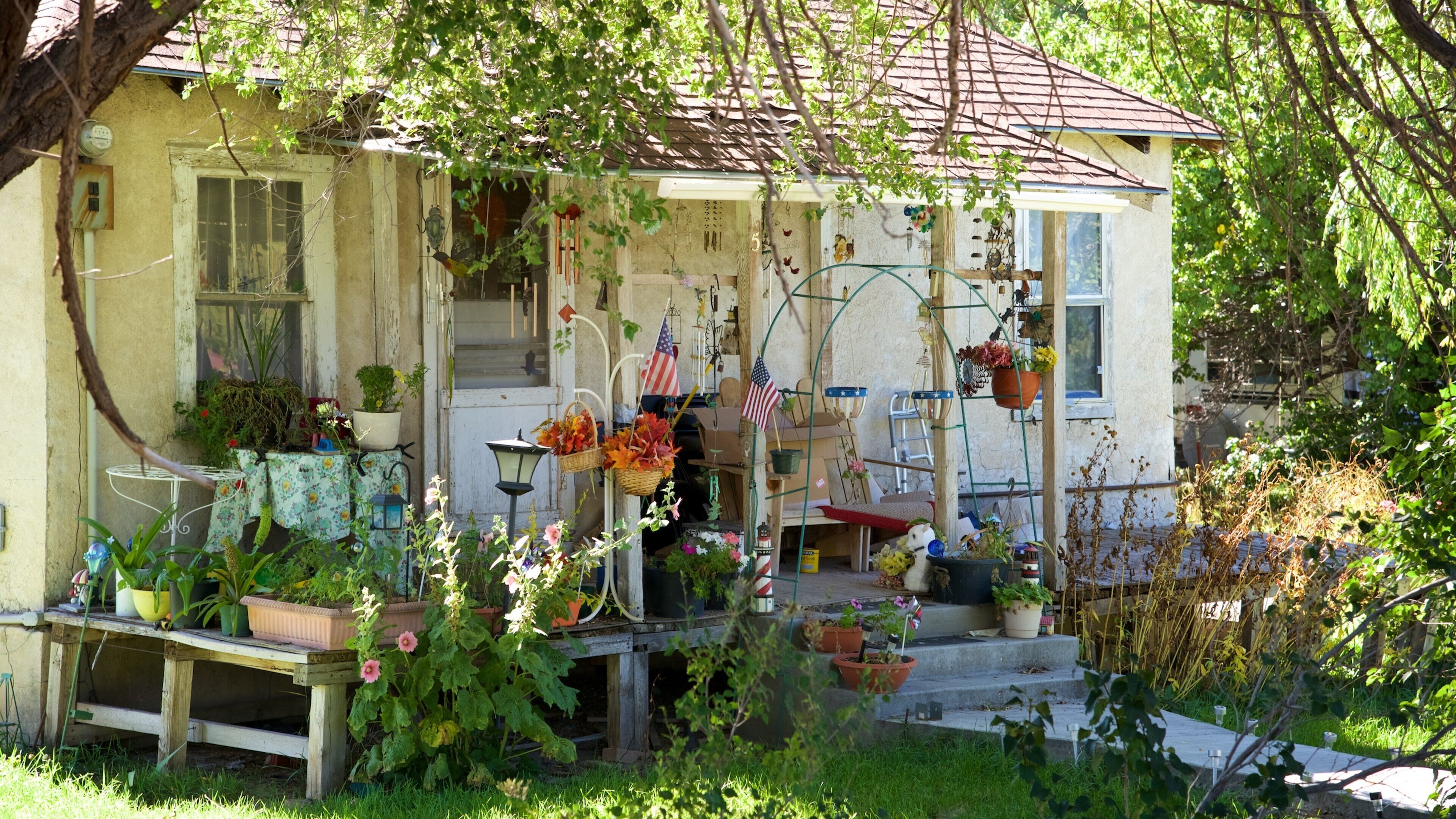 Bryce Canyon National Park showing a house and a small town or village