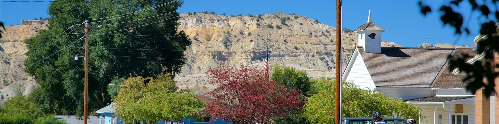 Bryce Canyon National Park mostrando uma cidade pequena ou vila, ciclismo e cenas de rua