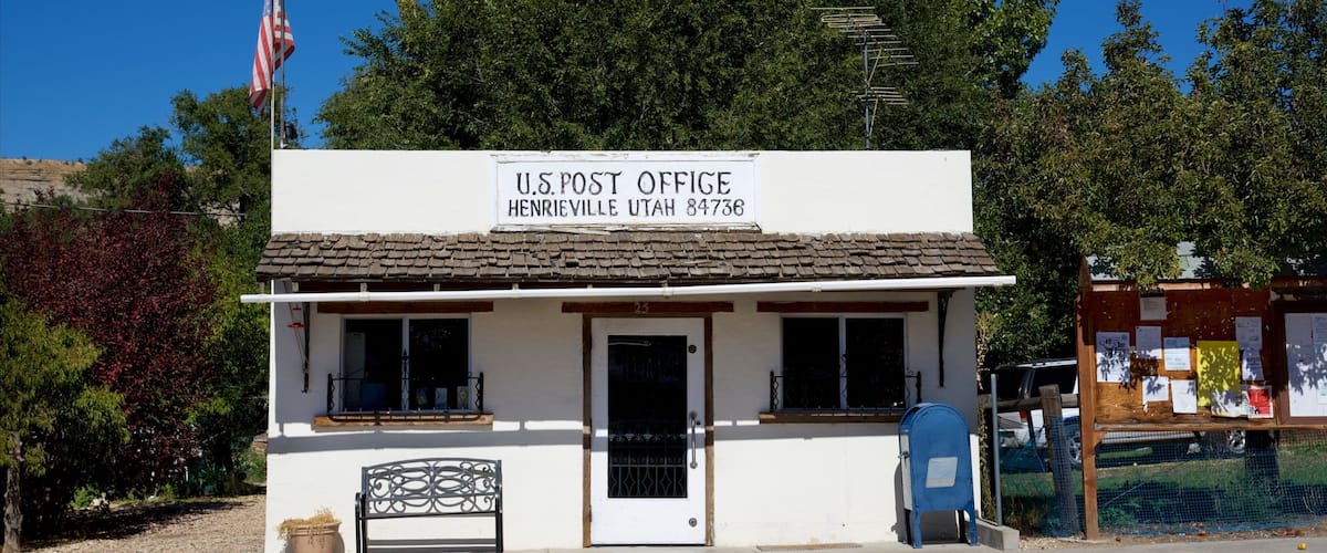 Bryce Canyon National Park en omgeving bevat bewegwijzering en een klein stadje of dorpje