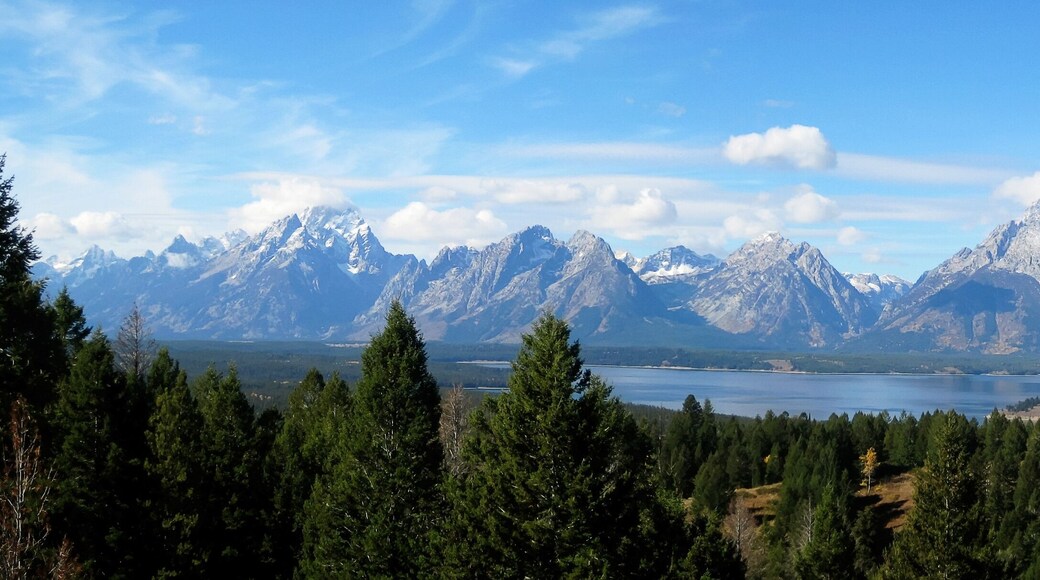 The Teton Range is a mountain range of the Rocky Mountains (Wyoming, USA), just south of Yellowstone National Park.