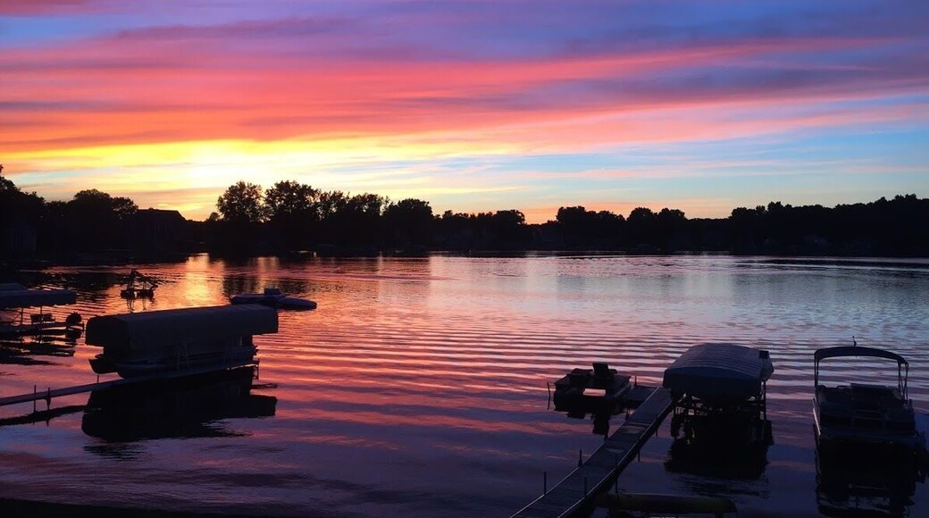 Caught this beautiful #sunset on a warm summer night on the lake. #LakeLife #sopretty #surreal #LifeAtExpedia