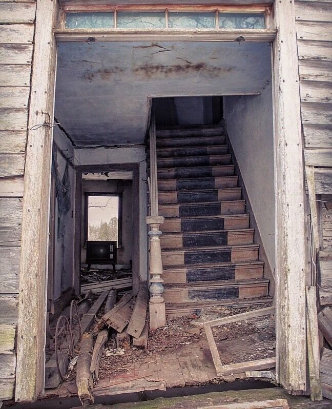 Straight Photo, Crooked House #abandoned