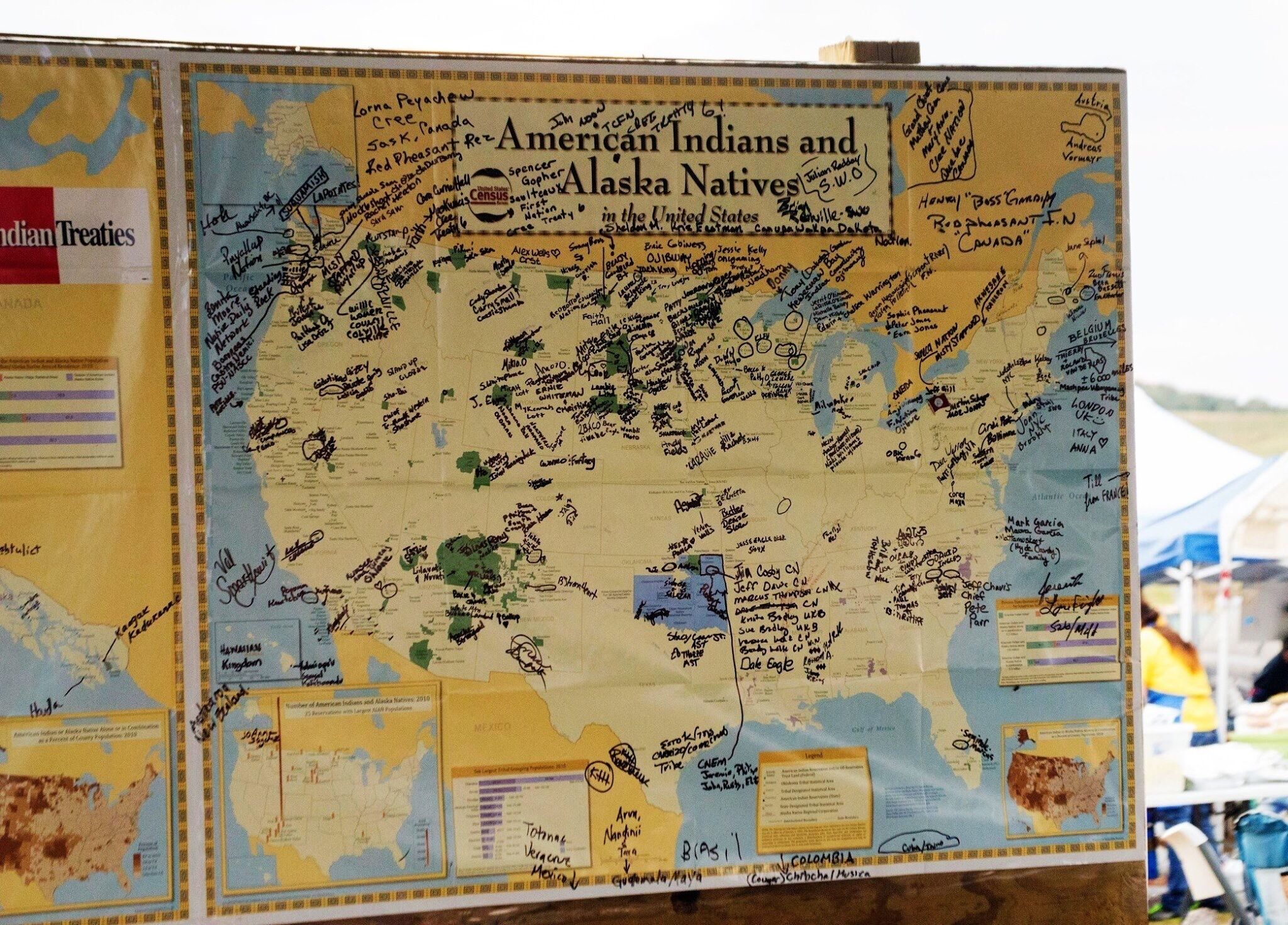 Um mapa intitulado 'American Indians and Alaska Natives in the United States', com inúmeras anotações e nomes manuscritos.