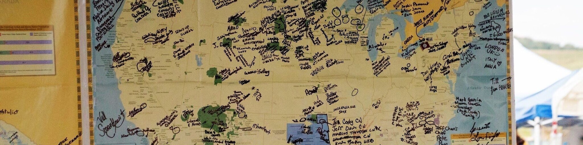 Um mapa intitulado 'American Indians and Alaska Natives in the United States', com inúmeras anotações e nomes manuscritos.