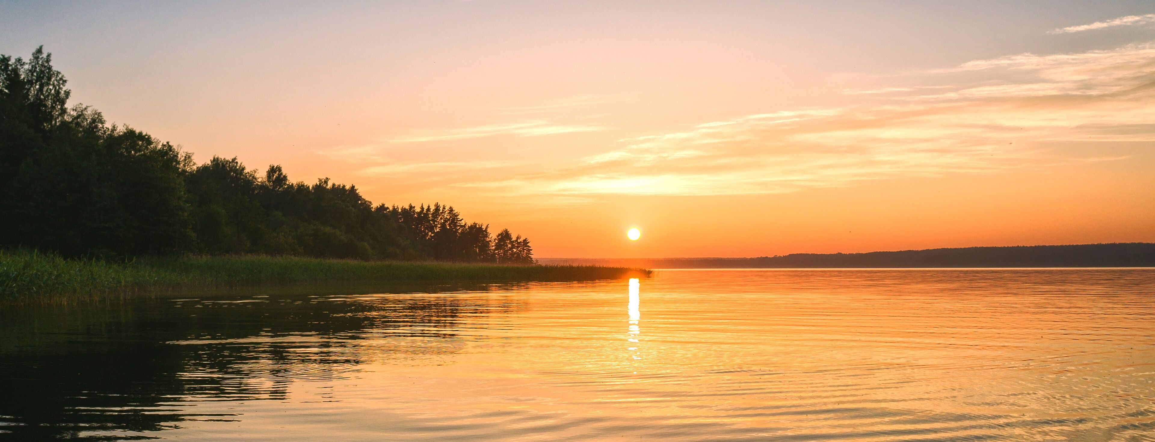 Background sunset panorama on the lake