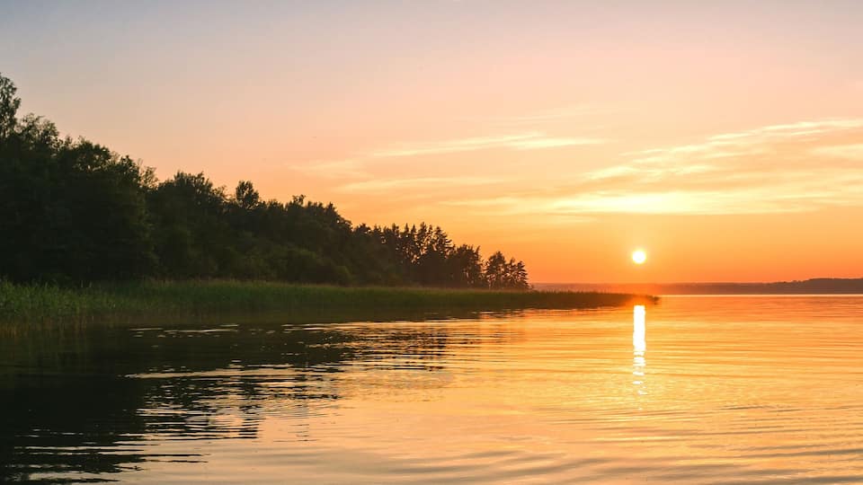 Background sunset panorama on the lake