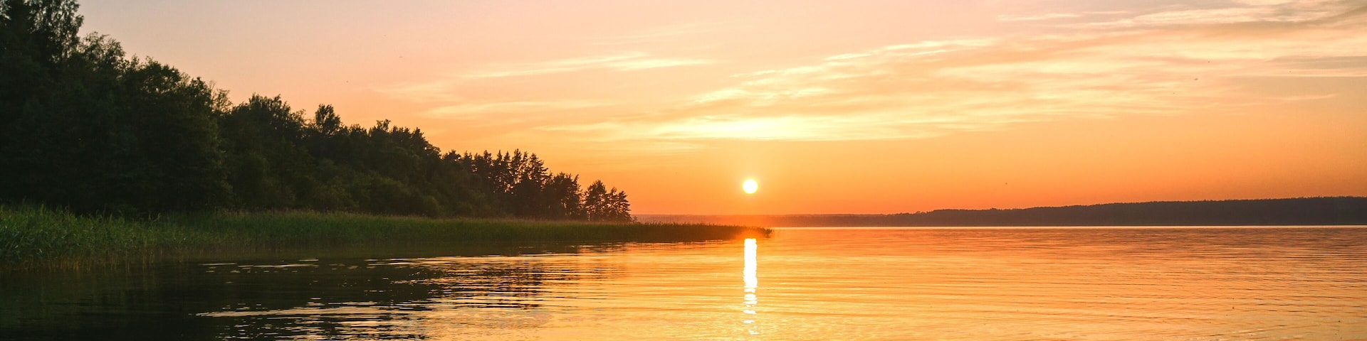 Background sunset panorama on the lake