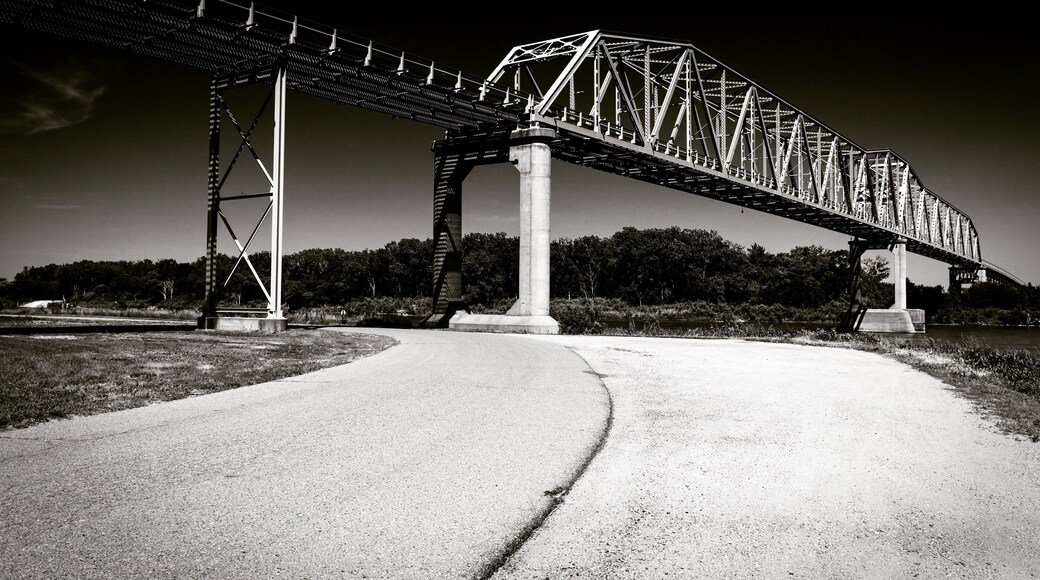 The Burt County Bridge connects Nebraska to Iowa by crossing the Missouri River.
It is a lonely region that can offer amazing sunsets and sudden storms.
#OnTheRoad