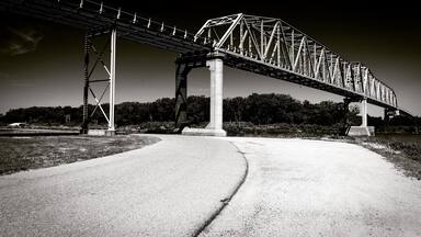 The Burt County Bridge connects Nebraska to Iowa by crossing the Missouri River.
It is a lonely region that can offer amazing sunsets and sudden storms.
#OnTheRoad