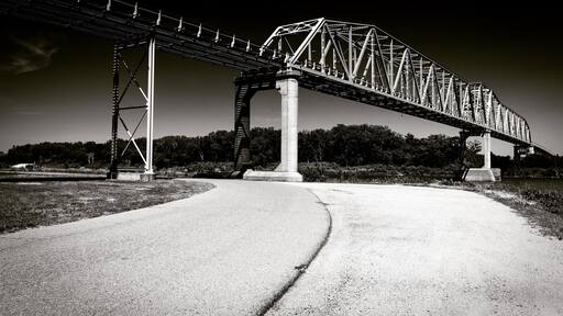 The Burt County Bridge connects Nebraska to Iowa by crossing the Missouri River.
It is a lonely region that can offer amazing sunsets and sudden storms.
#OnTheRoad
