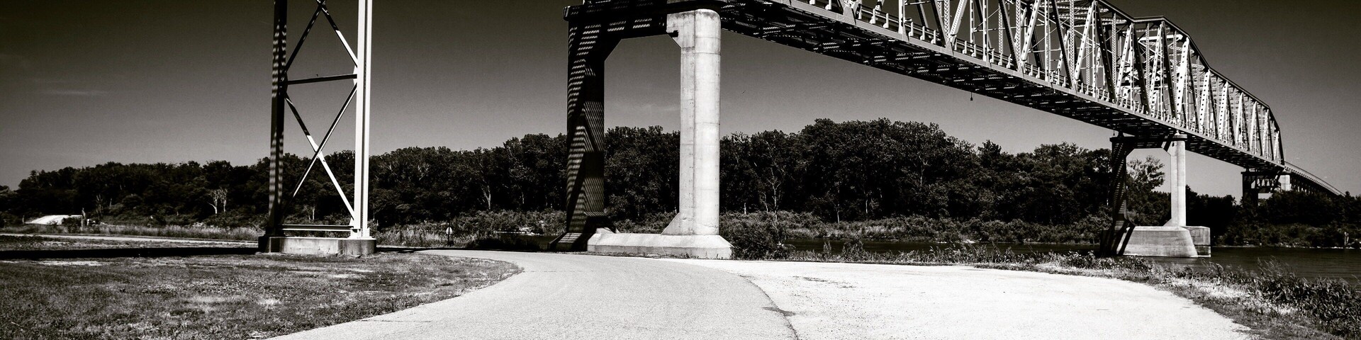 The Burt County Bridge connects Nebraska to Iowa by crossing the Missouri River.
It is a lonely region that can offer amazing sunsets and sudden storms.
#OnTheRoad