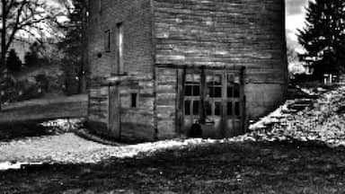 Came across this abandoned old barn across the river from the park we were visiting.
#abandoned #Michigan #PureMichigan #Barn #BlackandWhite