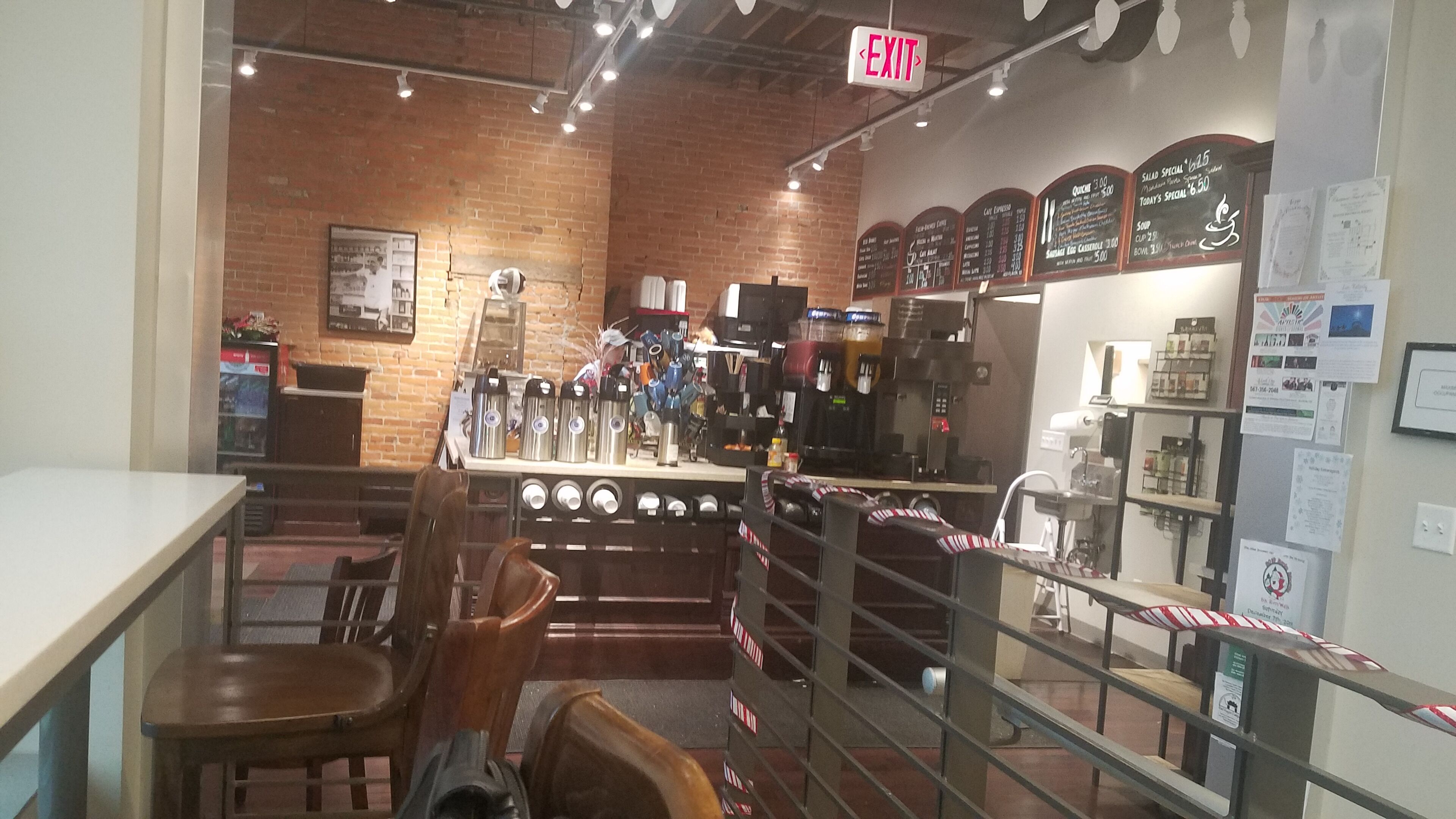 Nice little Cafe to enjoy coffee, tea, or pastries. Also had 7 choices of Quiche on the day I visited.