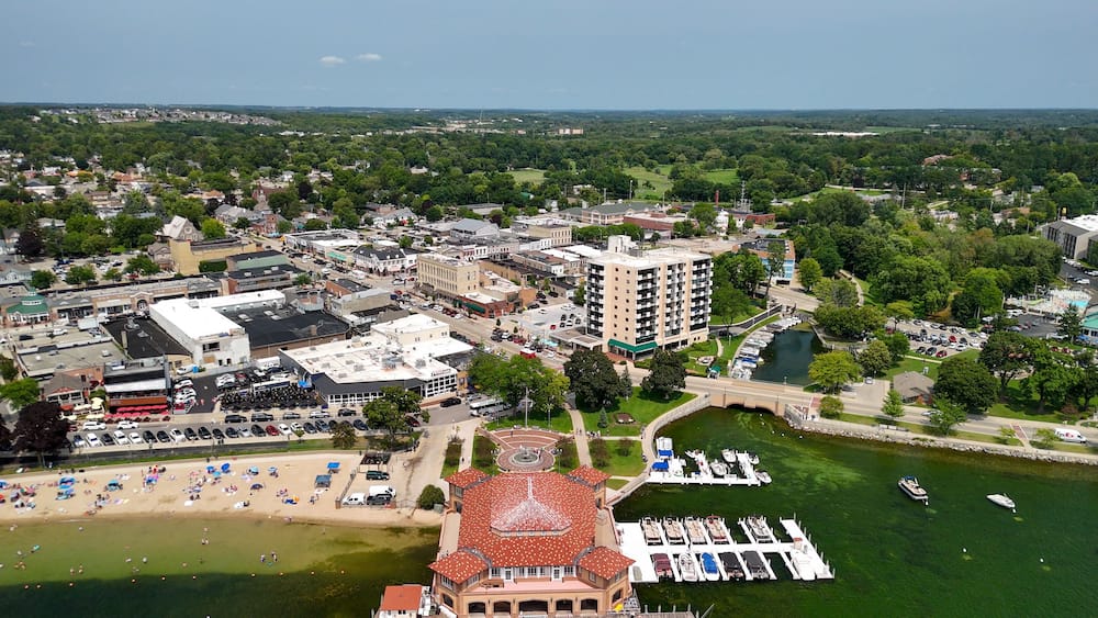 Une ville côtière dotée d’un port de plaisance, d’une plage et de bâtiments historiques.