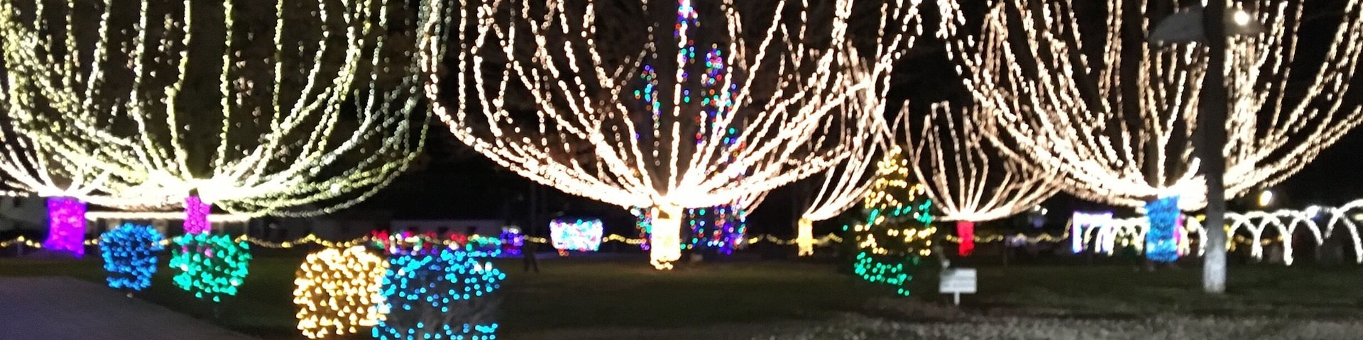 A little park in West Jefferson, OH. Is decorated for the holidays.
#Christmas #lights