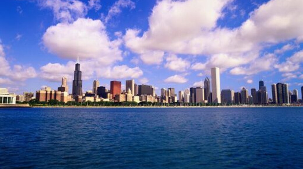 USA, Illinois, Chicago, Lake Michigan and city skyline