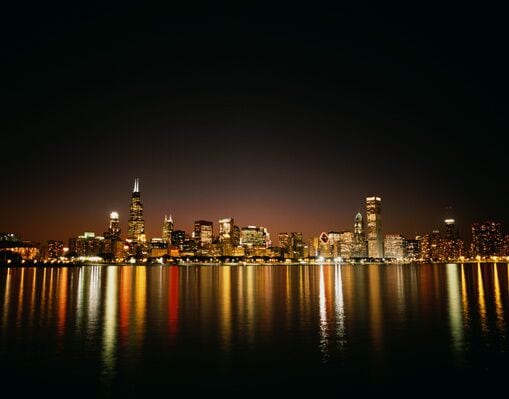 USA, Illinois, Chicago, Lake Michigan and city skyline, night