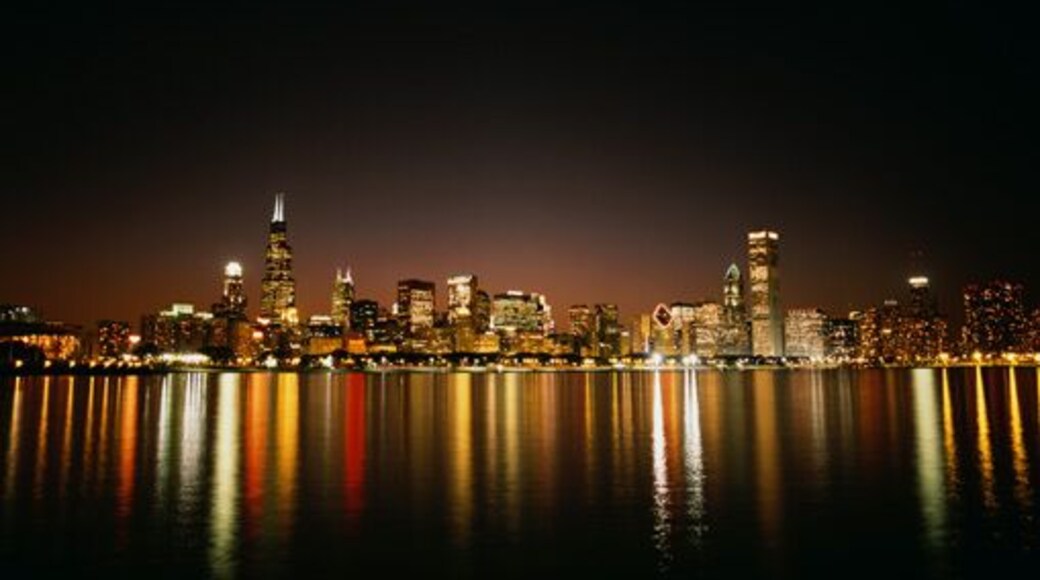 USA, Illinois, Chicago, Lake Michigan and city skyline, night