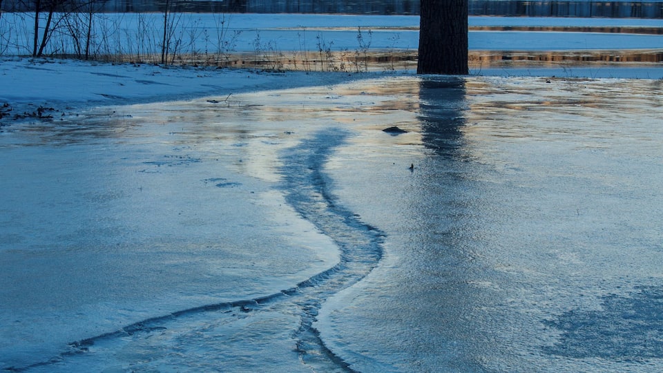 This is a small roadside park off of Pettis in Ada, Mi, but has a really nice view of the Grand River, and, as you can see, in the winter, has some very cool ice patterns.