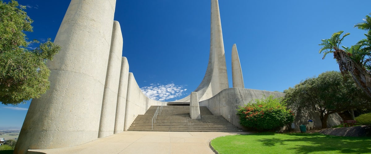 Paarl showing a monument