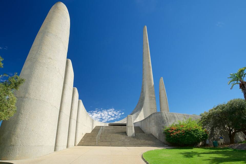 Una estructura arquitectónica moderna con altas y esbeltas torres y una escalera que conduce a una plataforma.