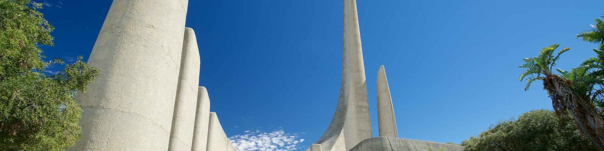 Paarl showing a monument