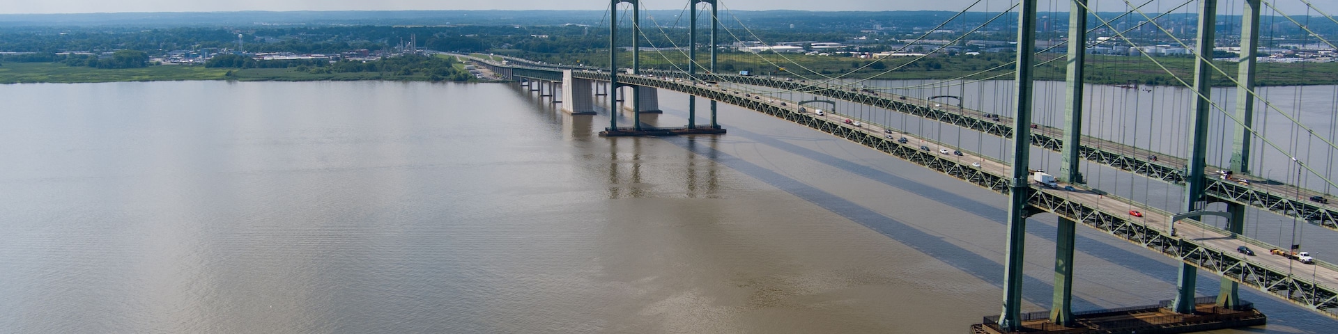 Uma grande ponte suspensa atravessando um rio extenso.