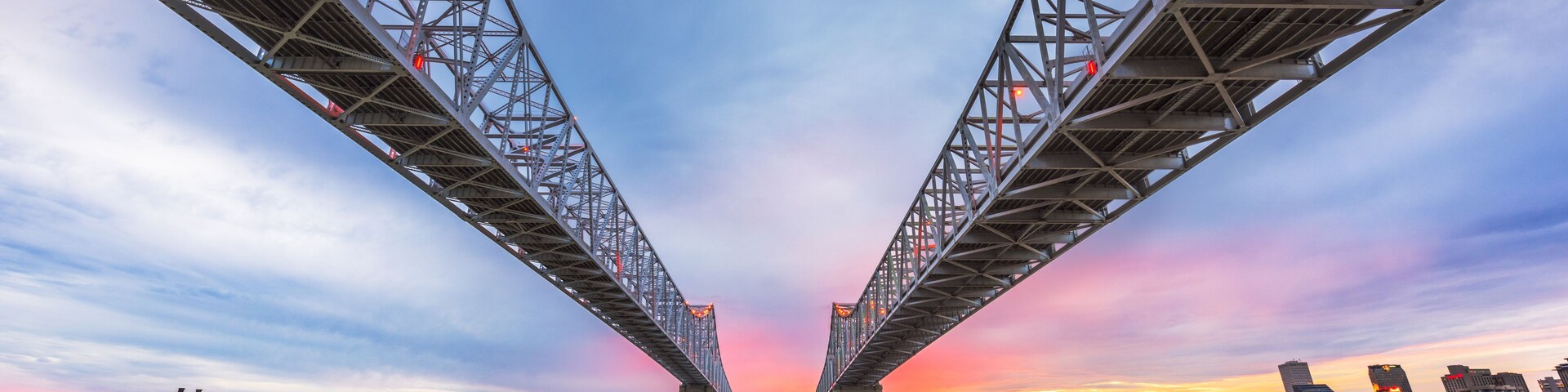 Eine Brücke mit Sonnenuntergang im Hintergrund.