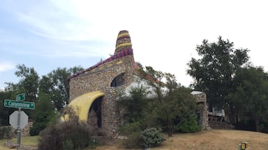 Um edifício de pedra com telhado colorido e toldo amarelo.