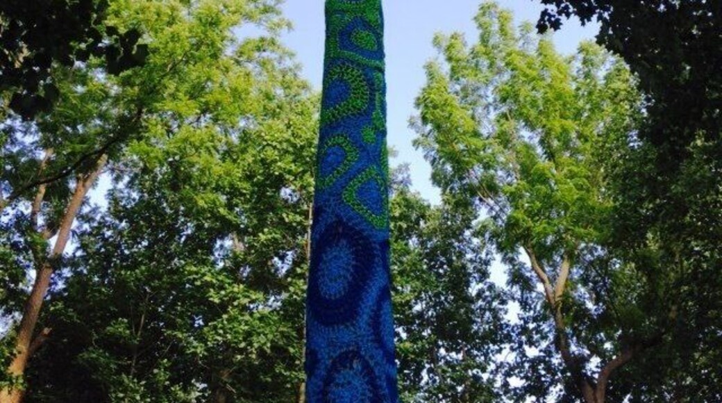 Tree with a crocheted sweater @ #avalonpark #stonybrook
#crochet
#sweater