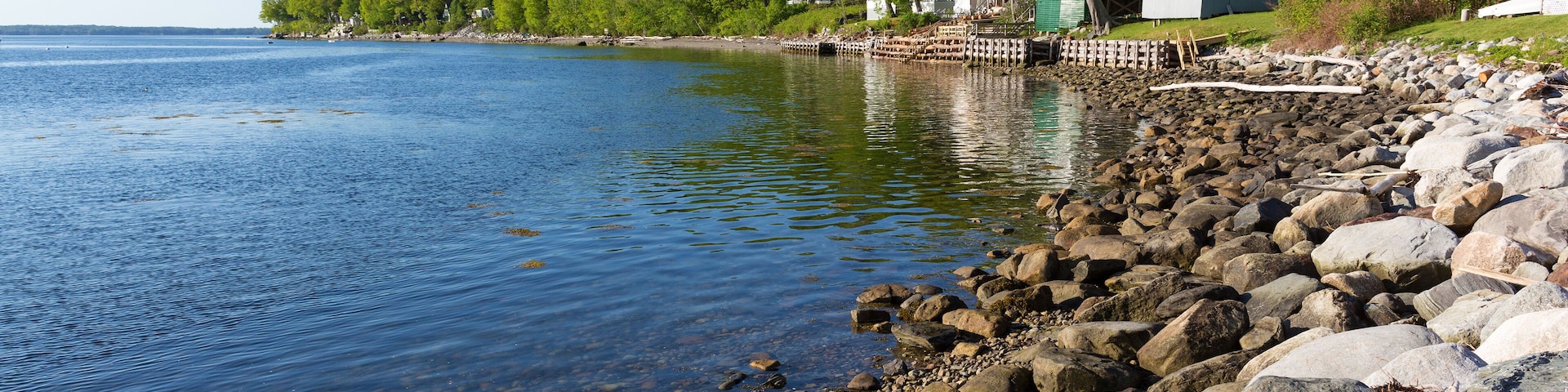 Shoreline and vacation cottages in Northport, Maine