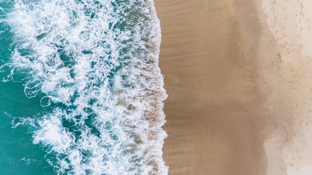Une plage où les vagues déferlent sur le rivage.