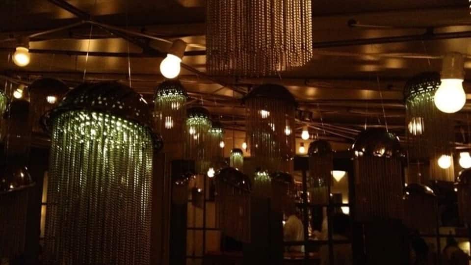 Hip, happening, upscale restaurant full of great food and drink, beautiful people ("...isn't that Billy Joel at the bar?"), Hamptons regulars et all. Sip a perfect Manhattan at the bar and mingle with the locals, then take to your table for a simple, yet elegant meal and a great bottle of wine in an intimate, and very relaxed, cottage style setting.