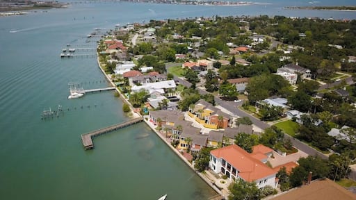 Une zone résidentielle côtière comprenant des maisons, un port de plaisance et un pont.