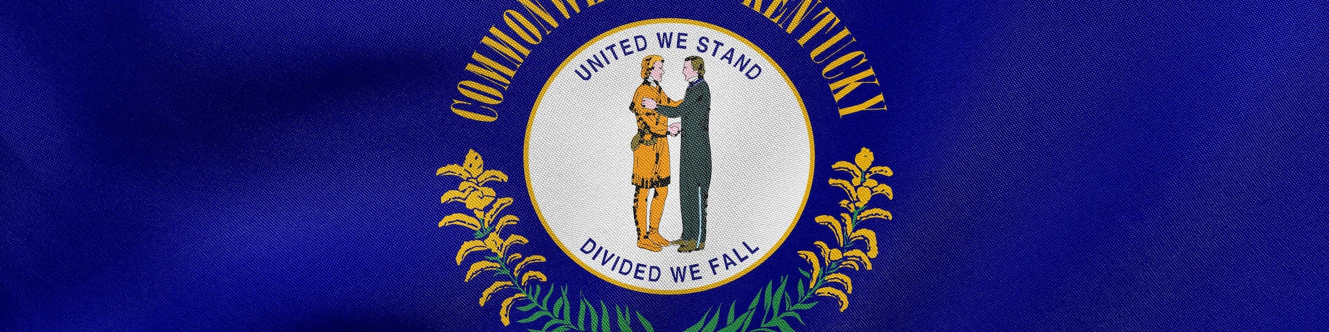 Una bandera con un emblema circular que muestra dos figuras, rodeadas de texto y elementos decorativos.