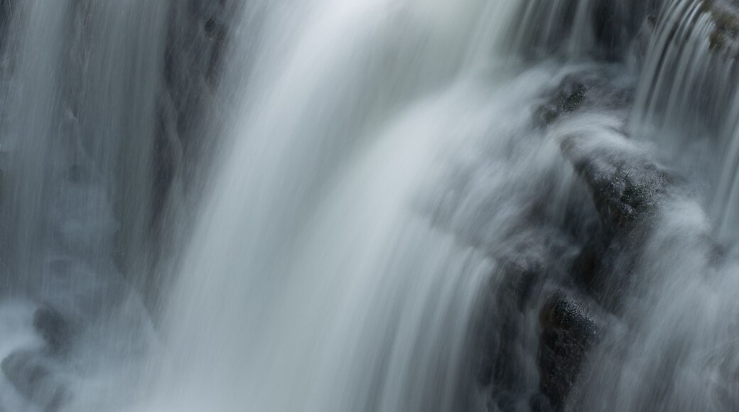 Una cascada fluye sobre rocas.