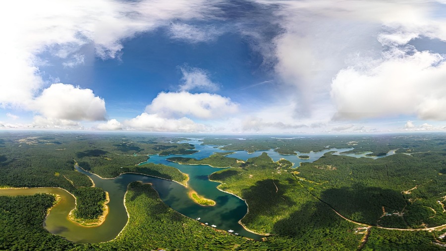 Una vista panorámica de un paisaje boscoso con numerosos lagos y ríos.