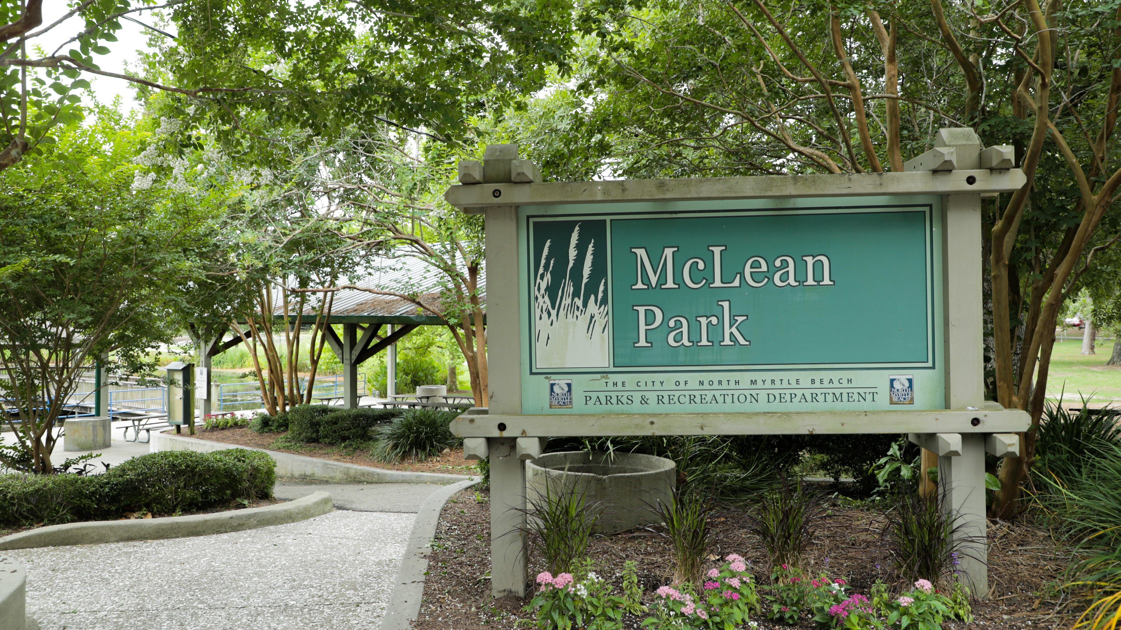 Schild für den McLean Park mit einem Picknickbereich und Bäumen im Hintergrund.