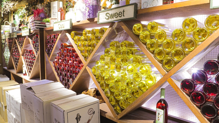 Duplin Winery showing interior views