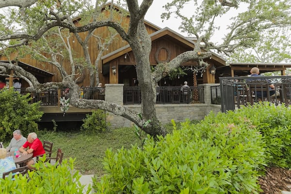 Duplin Winery showing outdoor eating as well as a small group of people