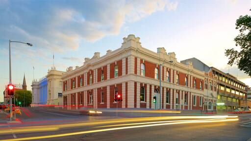 Launceston que incluye elementos patrimoniales y un atardecer