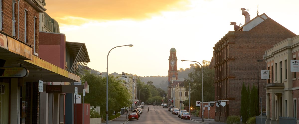 Launceston som viser historiske bygningsværker og en solnedgang