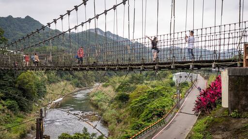 Shifen showing a bridge, a small town or village and a river or creek